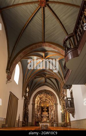 Bragana, Portogallo - 26 giugno 2021: Vista dell'interno dell'Igreja da sé a Bragana, Portogallo, con i soffitti evidenziati. Foto Stock