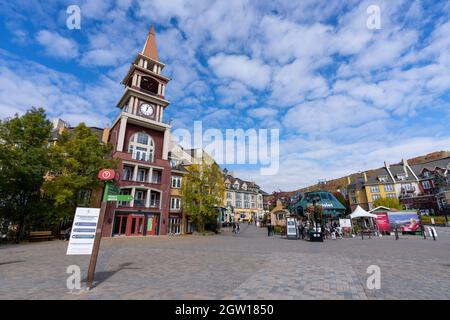 Mont-Tremblant, Quebec, Canada - 1 Ottobre 2021 : Mont Tremblant Resort in autunno durante il periodo pandemico covid-19. Foto Stock