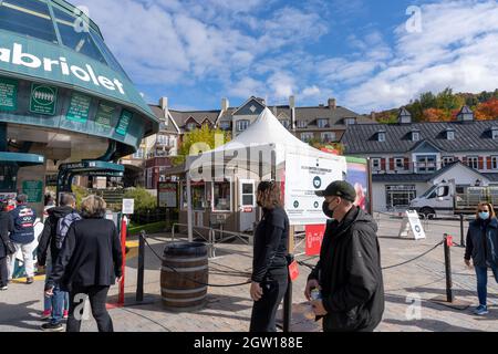 Mont-Tremblant, Quebec, Canada - 1 ottobre 2021 : i turisti si allineano per salire a bordo della funivia al Mont Tremblant Resort in autunno durante la pandemia di covid-19 Foto Stock