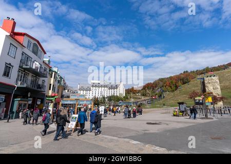 Mont-Tremblant, Quebec, Canada - 1 Ottobre 2021 : Mont Tremblant Resort in autunno durante il periodo pandemico covid-19. Foto Stock