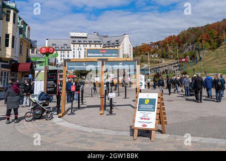 Mont-Tremblant, Quebec, Canada - 1 Ottobre 2021 : Mont Tremblant Resort in autunno durante il periodo pandemico covid-19. Foto Stock