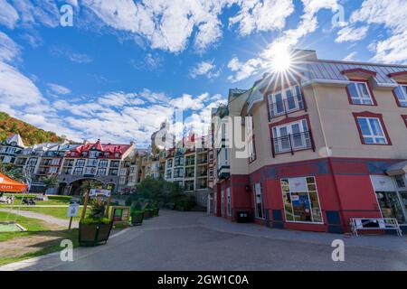 Mont-Tremblant, Quebec, Canada - 1 Ottobre 2021 : Mont Tremblant Resort in autunno durante il periodo pandemico covid-19. Foto Stock