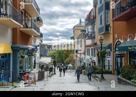 Mont-Tremblant, Quebec, Canada - 1 Ottobre 2021 : Mont Tremblant Resort in autunno durante il periodo pandemico covid-19. Foto Stock