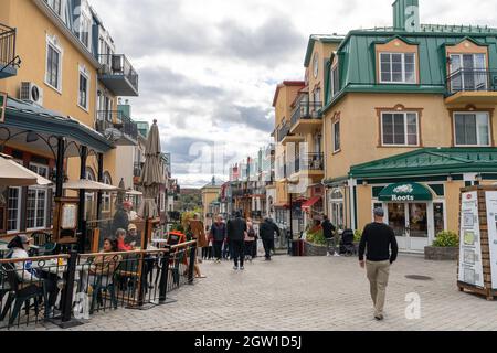 Mont-Tremblant, Quebec, Canada - 1 Ottobre 2021 : Mont Tremblant Resort in autunno durante il periodo pandemico covid-19. Foto Stock