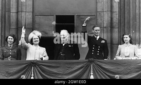 Churchill con la famiglia reale (Re Giorgio VI e Regina Elisabetta la Regina Madre e Princesse Elisabetta e Margaret) sul balcone di Buckingham Palace il VE Day, 8 maggio 1945. Foto Stock