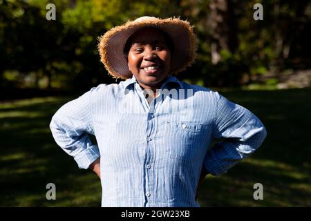 Ritratto della donna anziana afro-americana felice scattando foto all'aperto Foto Stock