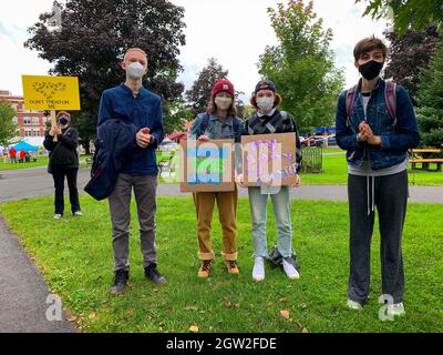 Libano, New Hampshire, USA. 2 ottobre 2021. Gli studenti delle scuole superiori locali, che sono cresciuti credendo che l’accesso ad aborti sicuri fosse un diritto indiscusso, sono arrivati a chiedere al New Hampshire di continuare a fornire un accesso illimitato ad aborti sicuri e legali. Nel mese di giugno, il loro governatore Chris Sununo ha firmato un disegno di legge che limita gli aborti e richiede ultrasuoni per determinare l'età gestazionale. (Credit Image: © sue Dorfman/ZUMA Press Wire) Foto Stock