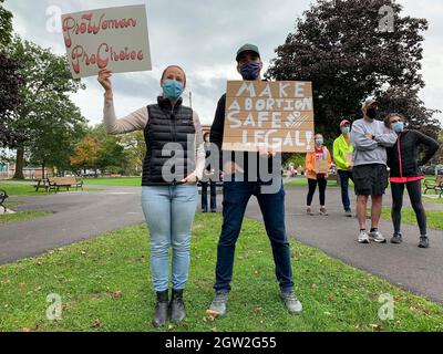 Libano, New Hampshire, USA. 2 ottobre 2021. I residenti del New Hampshire richiedono l'accesso illimitato ad aborti sicuri e legali. Nel mese di giugno, il loro governatore Chris Sununu ha firmato un disegno di legge che limita gli aborti e richiede ultrasuoni per determinare l'età gestazionale. Lo stato ha anche trattenuto fondi dalle cliniche di pianificazione familiare, che compromettono l’accesso ai servizi sanitari affidati principalmente alle donne del Granite state a basso reddito. (Credit Image: © sue Dorfman/ZUMA Press Wire) Foto Stock