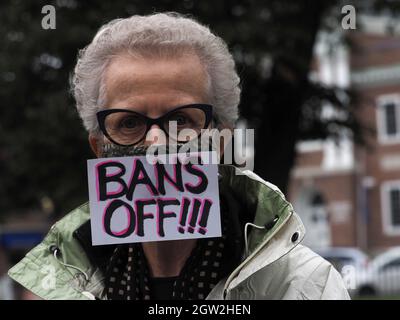 Libano, New Hampshire, USA. 2 ottobre 2021. Linda Taylor chiede al governo di tenere le mani fuori di tutte le restrizioni che vietano l'accesso ad aborti sicuri e legali. Era una delle migliaia che hanno partecipato agli oltre 600 incontri pro-choice simili che hanno avuto luogo attraverso gli Stati Uniti. (Credit Image: © sue Dorfman/ZUMA Press Wire) Foto Stock