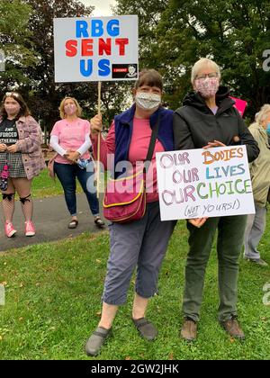 Libano, New Hampshire, USA. 2 ottobre 2021. Dawn Hare e Ginny Ramos del New Hampshire si sono Uniti a migliaia di persone in tutti gli Stati Uniti per chiedere alle donne di mantenere il controllo sulle loro scelte riproduttive e di continuare ad avere accesso ad aborti sicuri e legali. Più di 600 incontri simili hanno avuto luogo in tutti gli Stati Uniti questo stesso giorno. (Credit Image: © sue Dorfman/ZUMA Press Wire) Foto Stock