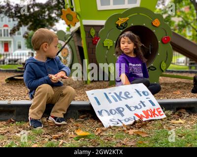 Libano, New Hampshire, USA. 2 ottobre 2021. Diego Rifas di due anni e il suo amico, Adriana Azua di cinque anni riposano dopo aver portato un cartello che dice "mi piace fare il pisolino ma rimetto svegliato" in un rally per la libertà riproduttiva. (Credit Image: © sue Dorfman/ZUMA Press Wire) Foto Stock