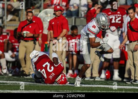 Piscataway, New Jersey, Stati Uniti. 2 ottobre 2021. Il ricevitore Chris Olave (2) dell'Ohio state Buckeyes ha rompe un attacco durante una partita di football dell'NCAA tra gli Ohio state Buckeyes e i Rutgers Scarlet Knights allo SHI Stadium di Piscataway, NJ Mike Langish/Cal Sport Media. Credit: csm/Alamy Live News Foto Stock