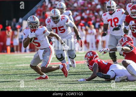 Piscataway, New Jersey, Stati Uniti. 2 ottobre 2021. Ohio state Buckeyes ricevitore ampio Garrett Wilson (5) durante una partita di football NCAA tra gli Ohio state Buckeyes e i Rutgers Scarlet Knights allo SHI Stadium di Piscataway, NJ Mike Langish/Cal Sport Media. Credit: csm/Alamy Live News Foto Stock