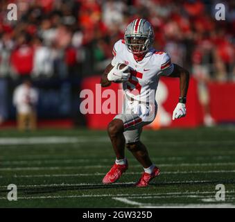 Piscataway, New Jersey, Stati Uniti. 2 ottobre 2021. L'Ohio state Buckeyes, ricevitore Garrett Wilson (5), corre per la zona finale durante una partita di football NCAA tra gli Ohio state Buckeyes e i Rutgers Scarlet Knights allo SHI Stadium di Piscataway, NJ Mike Langish/Cal Sport Media. Credit: csm/Alamy Live News Foto Stock