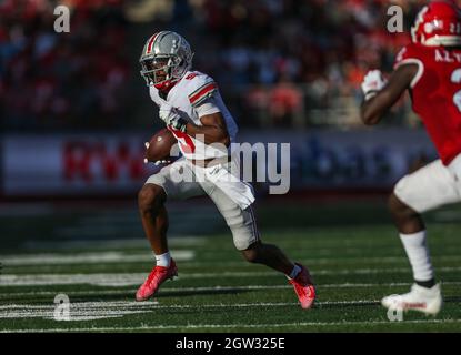 Piscataway, New Jersey, Stati Uniti. 2 ottobre 2021. L'Ohio state Buckeyes, ricevitore Garrett Wilson (5), corre per la zona finale durante una partita di football NCAA tra gli Ohio state Buckeyes e i Rutgers Scarlet Knights allo SHI Stadium di Piscataway, NJ Mike Langish/Cal Sport Media. Credit: csm/Alamy Live News Foto Stock