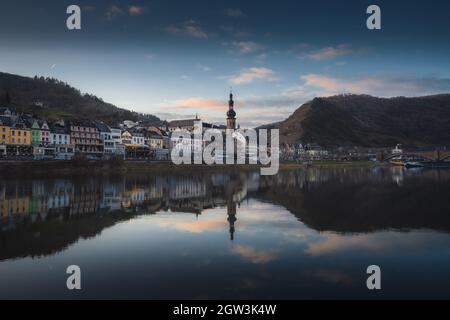 Cochem Skyline al tramonto con la chiesa di San Martins - Cochem, Renania-Palatinato, Germania Foto Stock