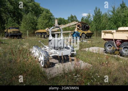 Robot che hanno contribuito a pulire la centrale elettrica di Cernobyl dopo l'esplosione - Cernobyl Town, Chernobyl Exclusion zone, Ucraina Foto Stock