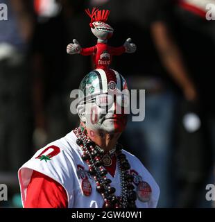 Piscataway, New Jersey, Stati Uniti. 2 ottobre 2021. Fan dell'Ohio state durante una partita di football dell'NCAA tra gli Ohio state Buckeyes e i Rutgers Scarlet Knights allo SHI Stadium di Piscataway, il NJ Mike Langish/Cal Sport Media. Credit: csm/Alamy Live News Foto Stock