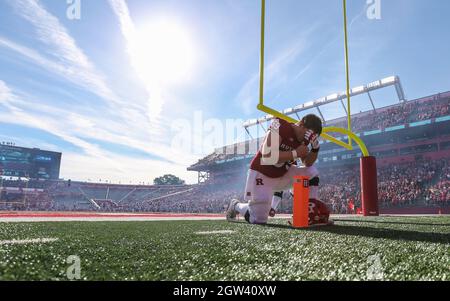 Piscataway, New Jersey, Stati Uniti. 2 ottobre 2021. Rutgers Scarlet Knights offensivo lineman Gus Zilinskas (59) preghiere prima di una partita di football NCAA tra gli Ohio state Buckeyes e i Rutgers Scarlet Knights allo SHI Stadium di Piscataway, NJ Mike Langish/Cal Sport Media. Credit: csm/Alamy Live News Foto Stock