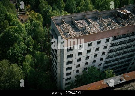 Veduta aerea del palazzo di appartamenti a Pripyat - Pripyat, zona di esclusione di Chernobyl, Ucraina Foto Stock