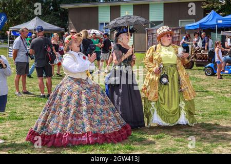 Donne vestite in elaborato stile vittoriano ad un festival steampunk Foto Stock