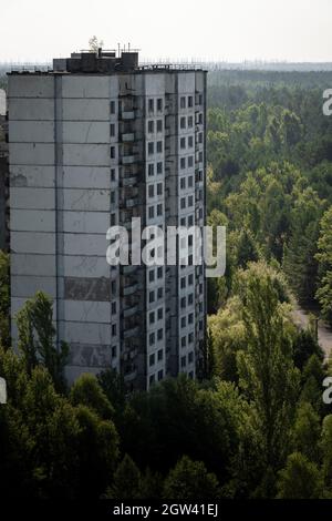 Veduta aerea del palazzo di appartamenti a Pripyat - Pripyat, zona di esclusione di Chernobyl, Ucraina Foto Stock