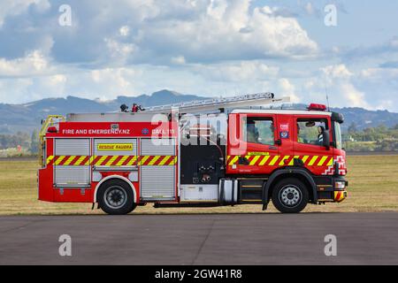 Un incendio e un motore antincendio di emergenza della Nuova Zelanda parcheggiato sulla pista all'aeroporto di Tauranga Foto Stock