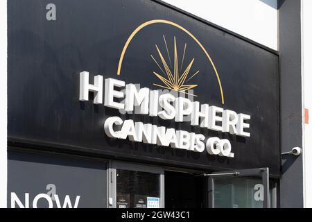 Toronto, Canada - 2 ottobre 2021: Primo piano di Hemisphere Cannabis Co. Store sign on King St W. a Toronto, Canada. Foto Stock