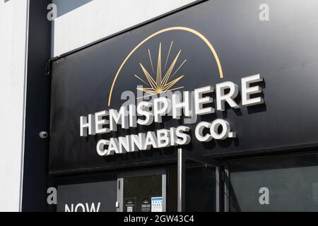 Toronto, Canada - 2 ottobre 2021: Primo piano di Hemisphere Cannabis Co. Store sign on King St W. a Toronto, Canada. Foto Stock