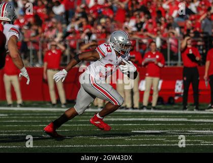 Piscataway, New Jersey, Stati Uniti. 2 ottobre 2021. Ohio state Buckeyes running back Master Teague III (33) durante una partita di football NCAA tra gli Ohio state Buckeyes e i Rutgers Scarlet Knights allo SHI Stadium di Piscataway, NJ Mike Langish/Cal Sport Media. Credit: csm/Alamy Live News Foto Stock