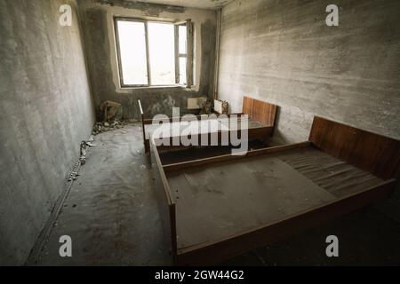 Camera da letto abbandonata di un appartamento in Pripyat - Pripyat, zona di esclusione di Chernobyl, Ucraina Foto Stock