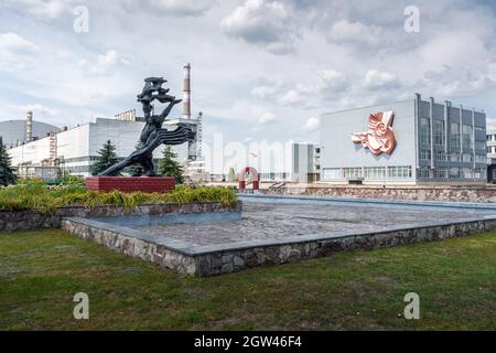 Edifici amministrativi e sculture di Prometheus presso la centrale nucleare di Chernobyl - zona di esclusione di Chernobyl, Ucraina Foto Stock