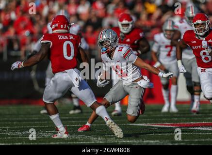 Piscataway, New Jersey, Stati Uniti. 2 ottobre 2021. Ohio state Buckeyes Wide Receiver Jaxon Smith-Njigba (11) corre con la palla durante una partita di football NCAA tra gli Ohio state Buckeyes e i Rutgers Scarlet Knights allo SHI Stadium di Piscataway, NJ Mike Langish/Cal Sport Media. Credit: csm/Alamy Live News Foto Stock