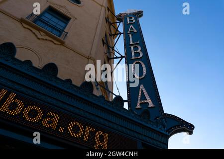 San Diego, USA - 4 agosto 2021: Segnaletica del teatro storico Balboa nel centro di San Diego, California. Cinema visto dall'esterno con facciata di t Foto Stock