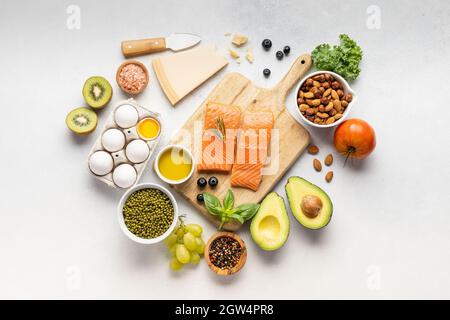 Un set di prodotti freschi di fattoria per la dieta del keto. Salendo sano. Vista dall'alto, spazio di copia Foto Stock