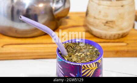 vista ravvicinata di un'infusione di yerba mate sulla parte superiore di un tavolo bianco Foto Stock