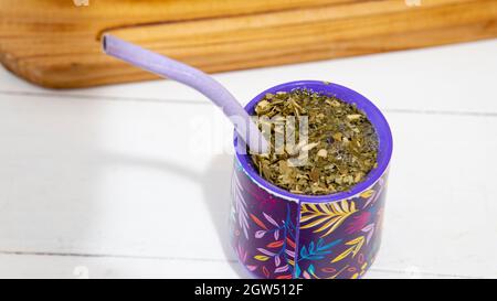 vista ravvicinata di un'infusione di yerba mate sulla parte superiore di un tavolo bianco Foto Stock