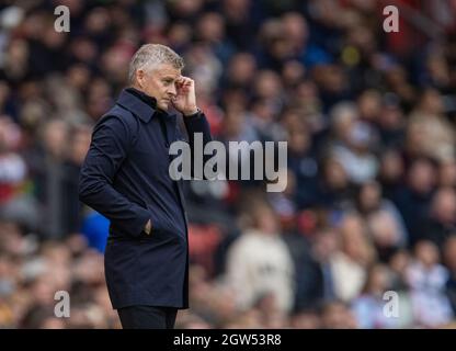 Manchester, Regno Unito. 3 ottobre 2021. Il manager del Manchester United Ole Gunnar Solskjaer reagisce durante la partita di calcio della Premier League tra il Manchester United e l'Everton a Manchester, in Gran Bretagna, il 2 ottobre 2021. Credit: Xinhua/Alamy Live News Foto Stock