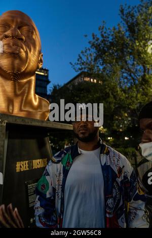 New York, New York, Stati Uniti. 1 ottobre 2021. New York, NY - 1 ottobre 2021: Terrence Floyd partecipa alla presentazione pubblica della mostra SEEINJUSTICE su Union Square. Sculture di George Flyod, Breonna Taylor e John Lewis svelate a New York City. Le sculture saranno esposte per un mese al parco. L'arte del confronto mira ad usare l'arte per influenzare il cambiamento societale positivo. (Credit Image: © Lev Radin/ZUMA Press Wire) Foto Stock