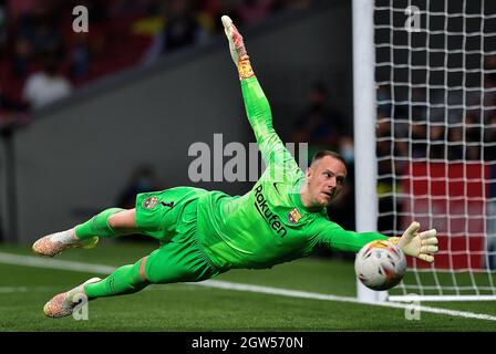 Madrid, Spagna. 2 ottobre 2021. Il portiere di Barcellona Marc-Andre ter Stegen salva la palla durante una partita di calcio spagnola di prima divisione tra Atletico de Madrid e il FC Barcellona a Madrid, in Spagna, il 2 ottobre 2021. Credit: Pablo Morano/Xinhua/Alamy Live News Foto Stock