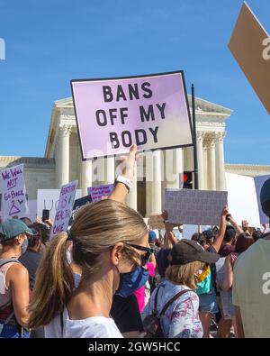 Washington, D.C., Stati Uniti. 2 ottobre 2021. Migliaia di persone si riuniscono a Washington, D.C. per il Rally di marcia delle donne per la giustizia dell'aborto per protestare contro le nuove leggi restrittive sull'aborto in Texas e il potenziale rovesciamento del caso Roe v. Wade Supreme Court. Credit: Kalen Martin/Alamy Live News Foto Stock