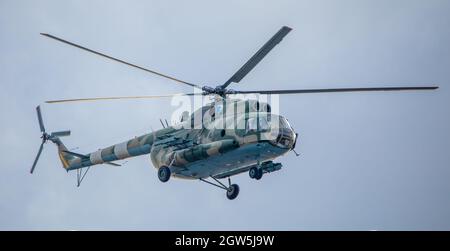 Elicottero militare disarmato a bordo su sfondo cielo. Foto Stock