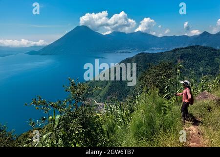 Escursioni sopra il magnifico lago Atitlan nelle Highlands guatemalteche, Solola, Guatemala Foto Stock