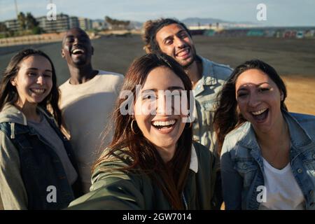 Divertente gruppo di fidend che prende selfie al tramonto. Foto Stock