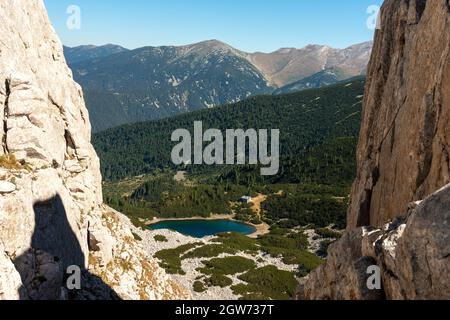 Escursioni in Bulgaria. Lago glaciale di Sinanitsa nel Parco Nazionale e Riserva del Pirin, Monte Pirin, Bulgaria, Balcani, Europa Foto Stock