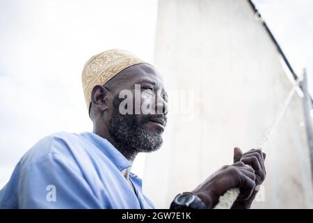 Uomo nero che naviga in barca Foto Stock