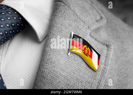 Badge in metallo con la bandiera della GDR su un reverel per tuta Foto Stock