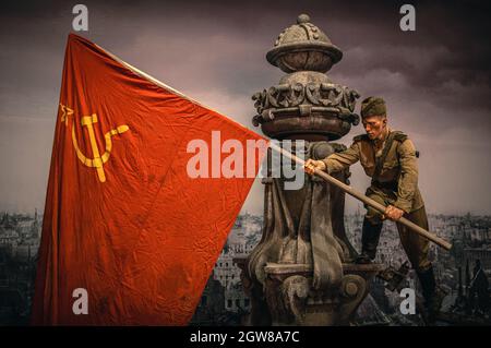 Il giovane soldato sovietico sventola una bandiera a Berlino catturata. Diorama storico della seconda Guerra Mondiale intitolato 'parla la memoria. Un modo per attraversare la guerra». San Pietroburgo. Foto Stock