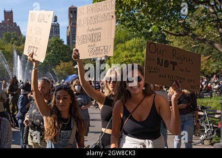 New York, Stati Uniti. 2 ottobre 2021. I partecipanti tengono cartelli che esprimono la loro opinione mentre le persone si riuniscono per il "Rally per la giustizia dell'aborto" a Washington Square Park a New York City. Sostenitori della scelta riproduttiva e attivisti per i diritti di aborto prendono parte a più di 600 marce in tutti gli Stati Uniti a sostegno dei diritti riproduttivi, poiché il disegno di legge anti-aborto più restrittivo è entrato in vigore il mese scorso in Texas. (Foto di Ron Adar/SOPA Images/Sipa USA) Credit: Sipa USA/Alamy Live News Foto Stock