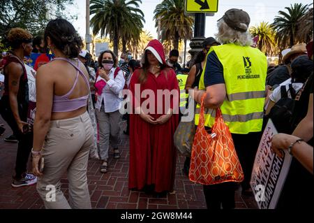 San Francisco, Stati Uniti. 2 ottobre 2021. La marcia delle donne per i nostri diritti a San Francisco, CA USA. Migliaia di donne e uomini si abbattere Market Street per i diritti riproduttivi e la giustizia. Molti hanno di nuovo sostenuto segni di protesta il divieto di aborto del Texas. Credit: SOPA Images Limited/Alamy Live News Foto Stock